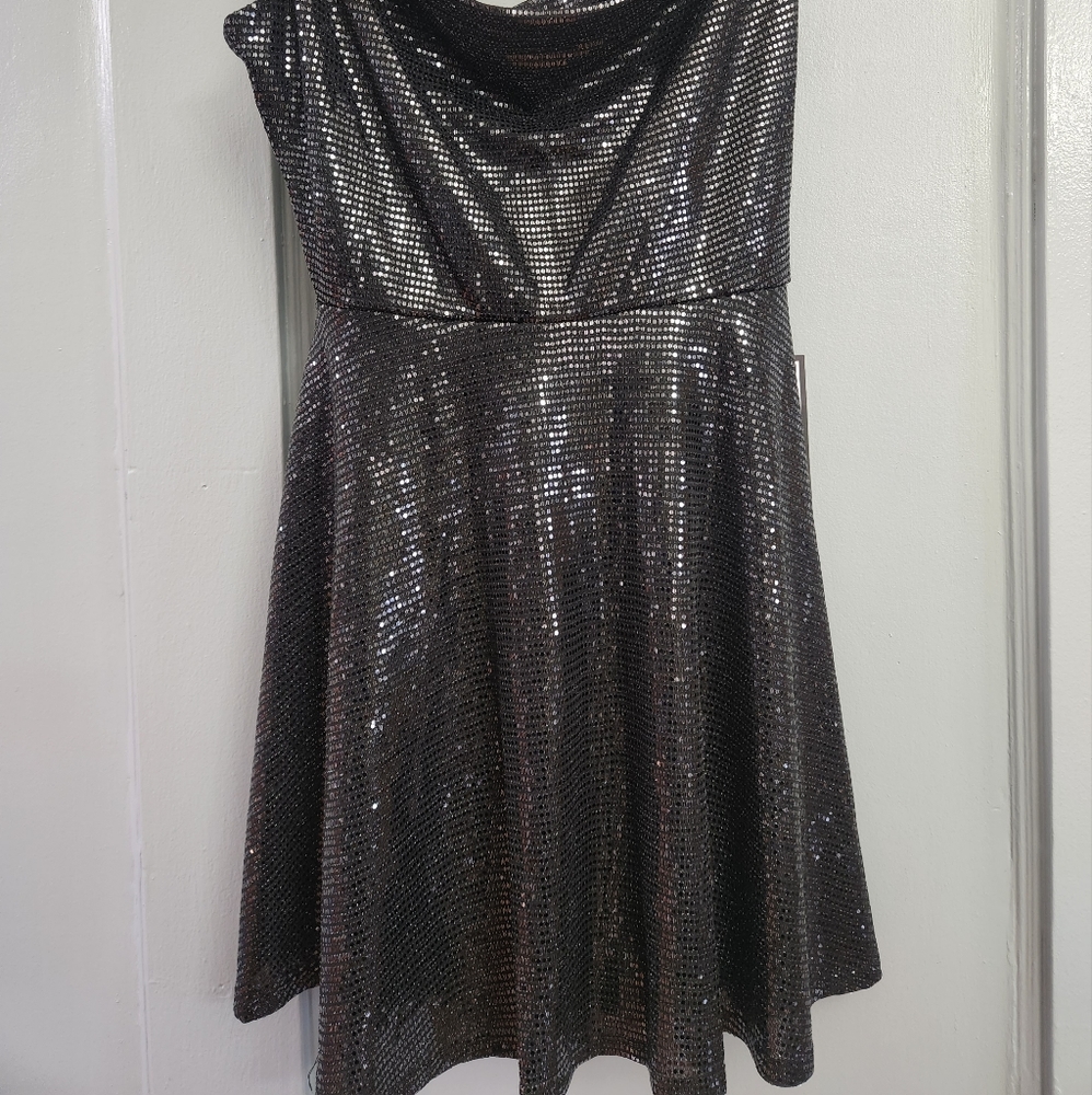 Dress - Picture 2 of 4
